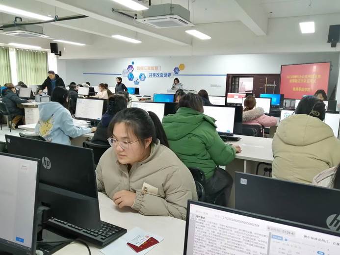 人在玩电脑 中度可信度描述已自动生成 人在玩电脑 中度可信度描述已自动生成
